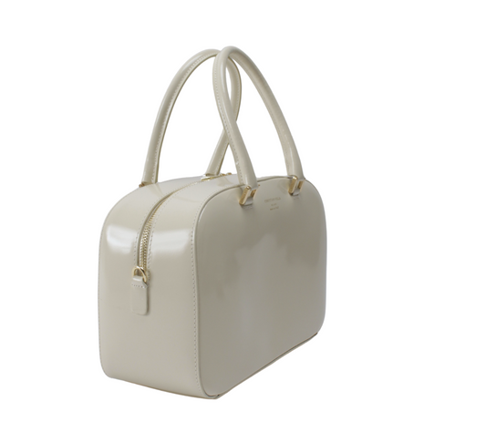 Janet Large Beige – An elegant bowler bag in mirror-finish leather