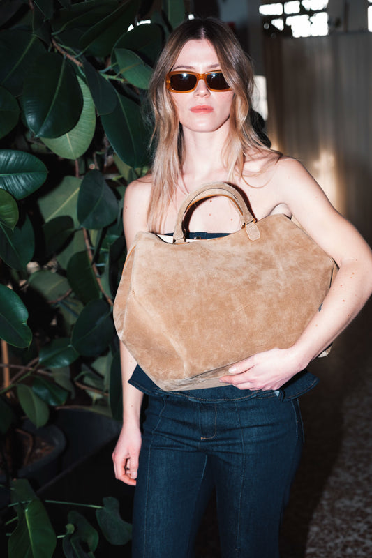 【新作】アテナ ラージ ベージュ – 幾何学模様のスエードバッグ