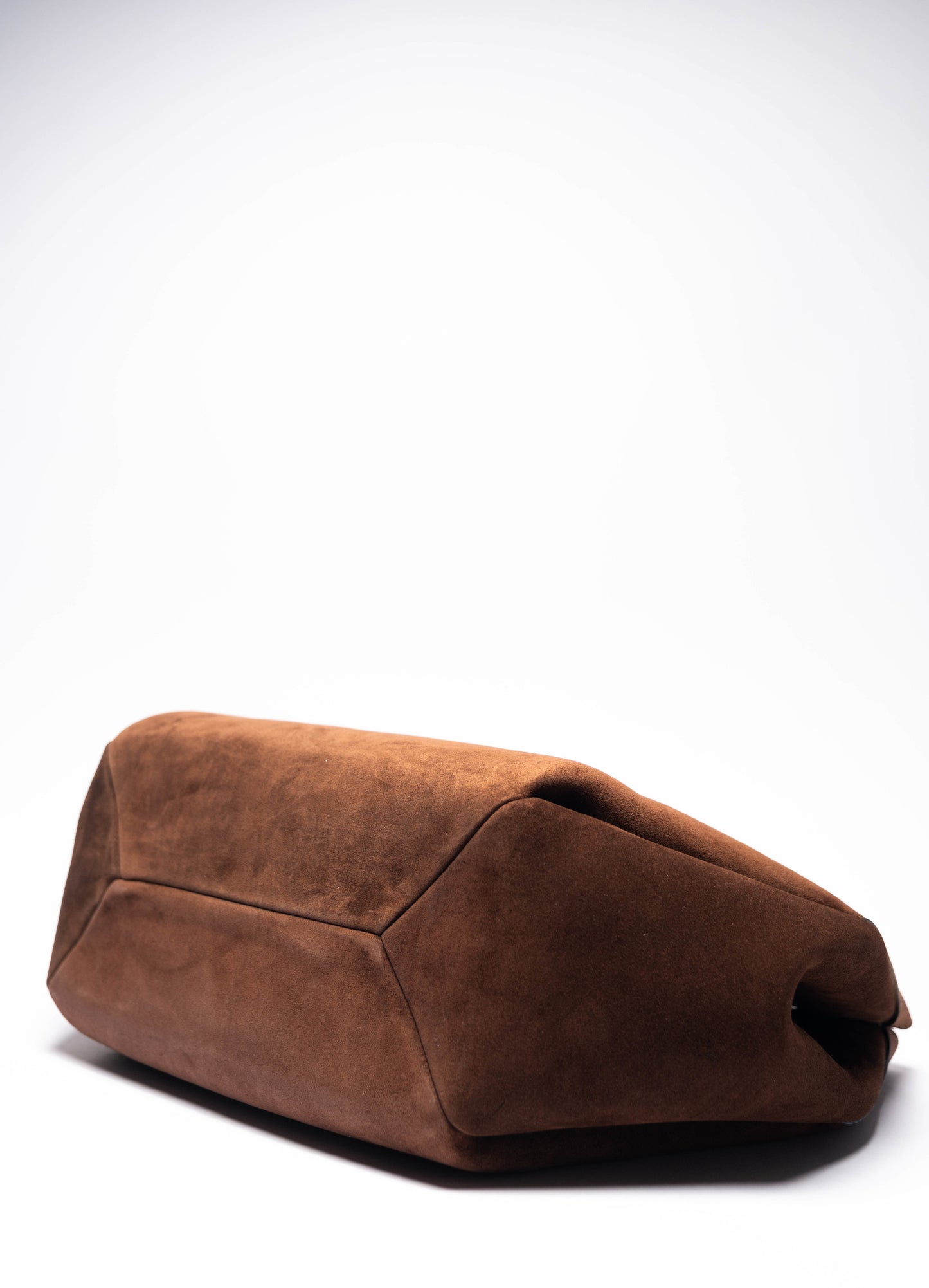 【新商品】アテナ ラージ チョコレート – 幾何学模様のスエードバッグ