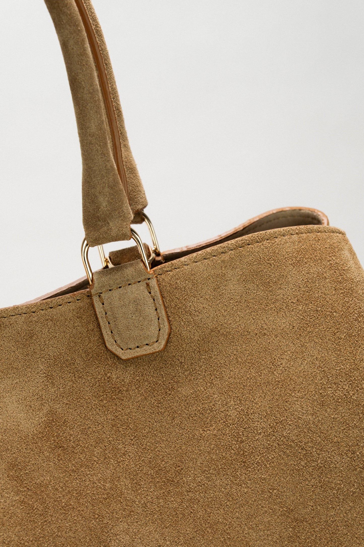 [Nuova] Athena Large Beige – Borsa in suede dal design geometrico e contemporaneo