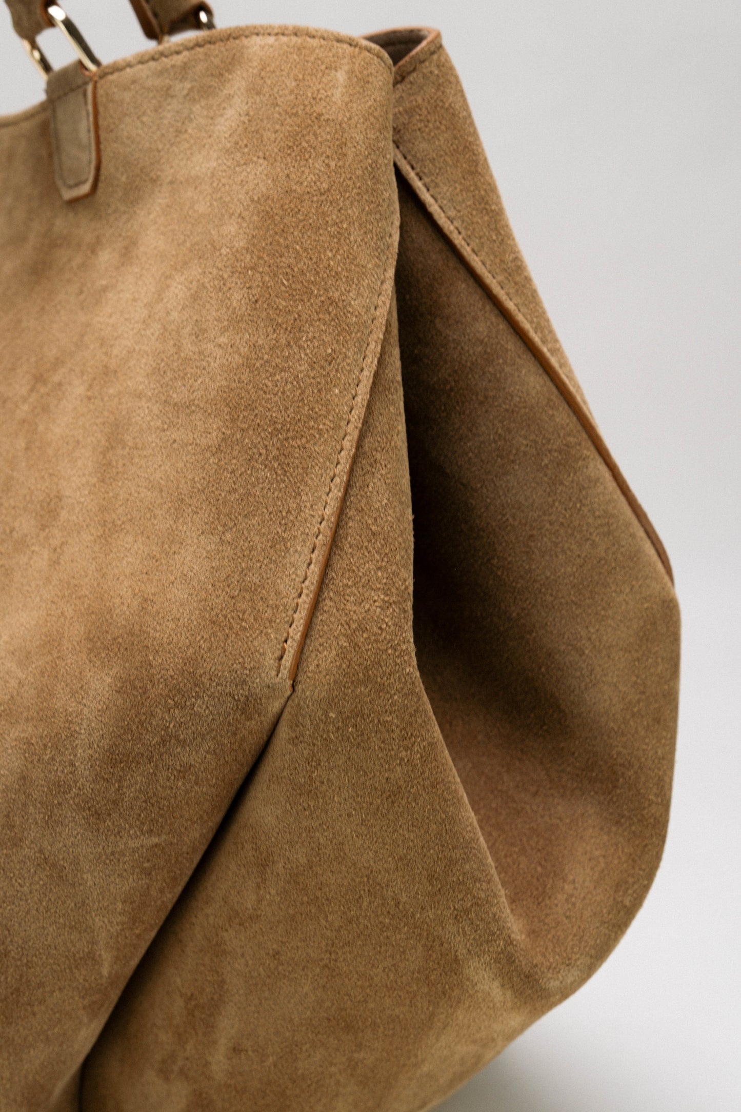 [Nuova] Athena Large Beige – Borsa in suede dal design geometrico e contemporaneo