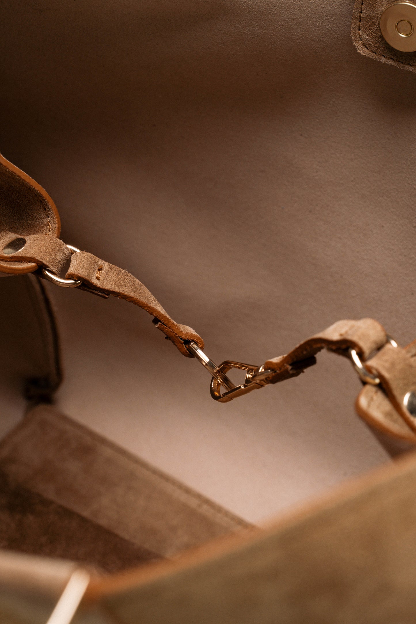 [Nuova] Athena Large Beige – Borsa in suede dal design geometrico e contemporaneo