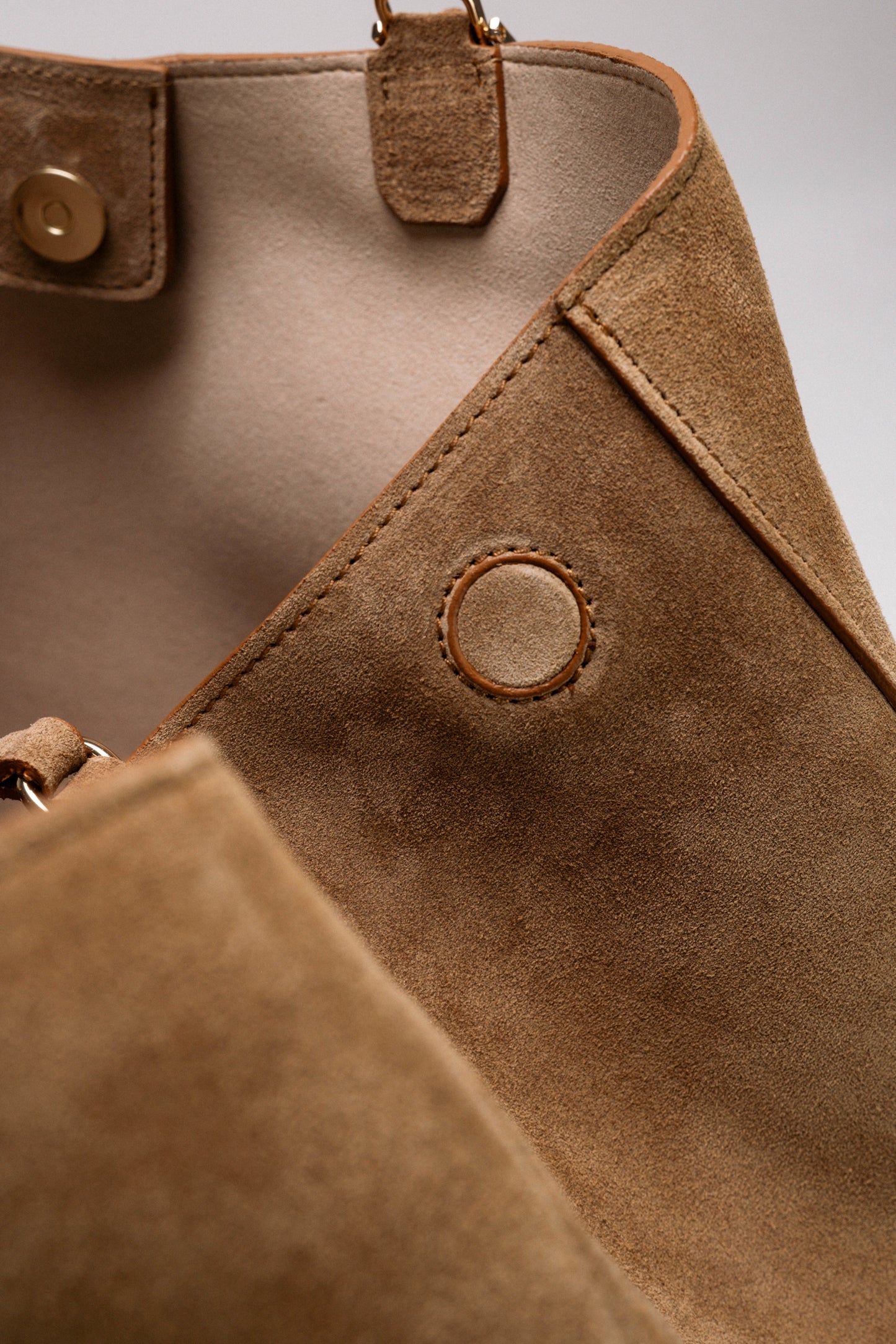 [Nuova] Athena Large Beige – Borsa in suede dal design geometrico e contemporaneo