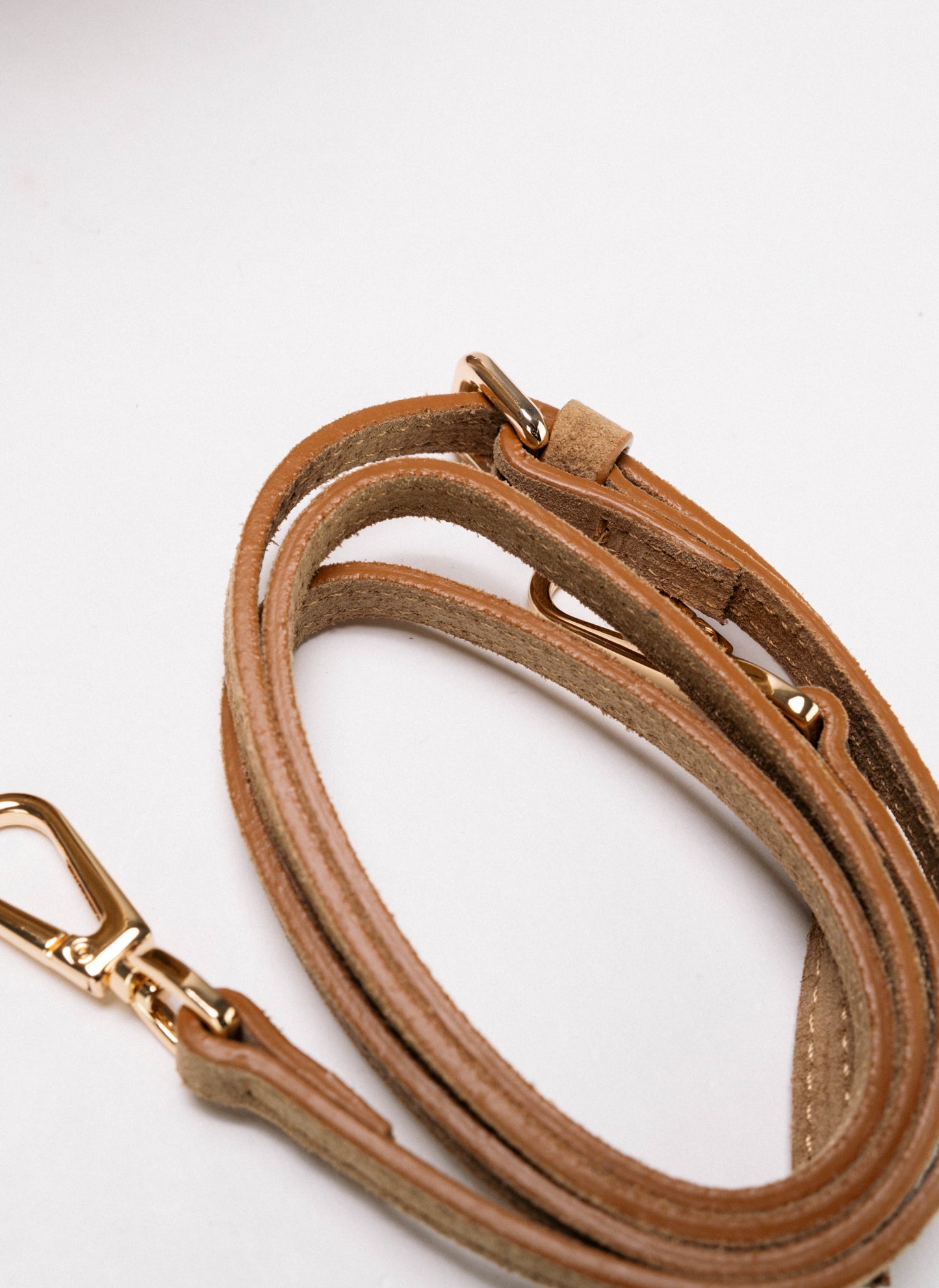 [Nuova] Athena Large Beige – Borsa in suede dal design geometrico e contemporaneo