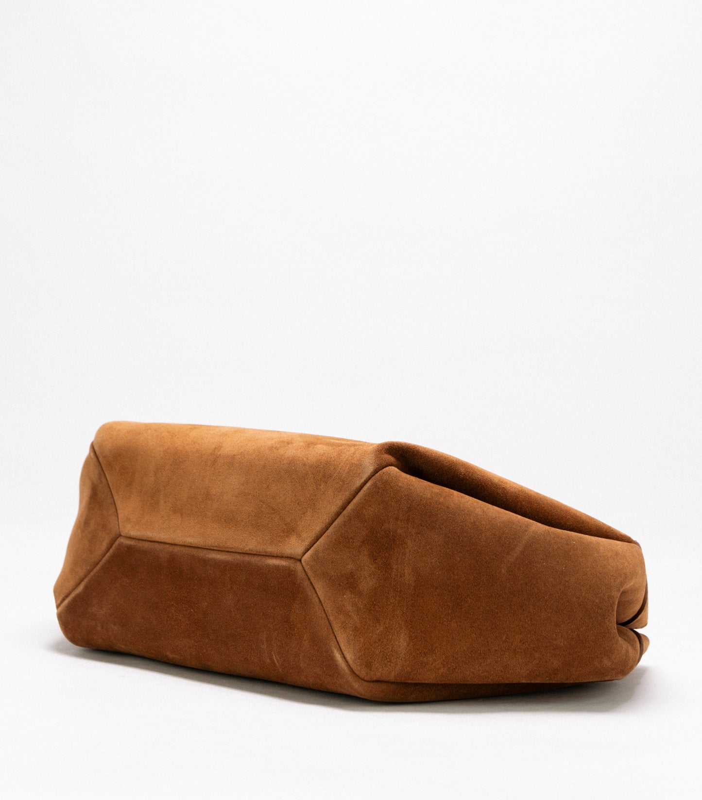 【新作】アテナ ミディアム コニャック – 洗練されたエレガンスを纏う幾何学模様のスエードバッグ