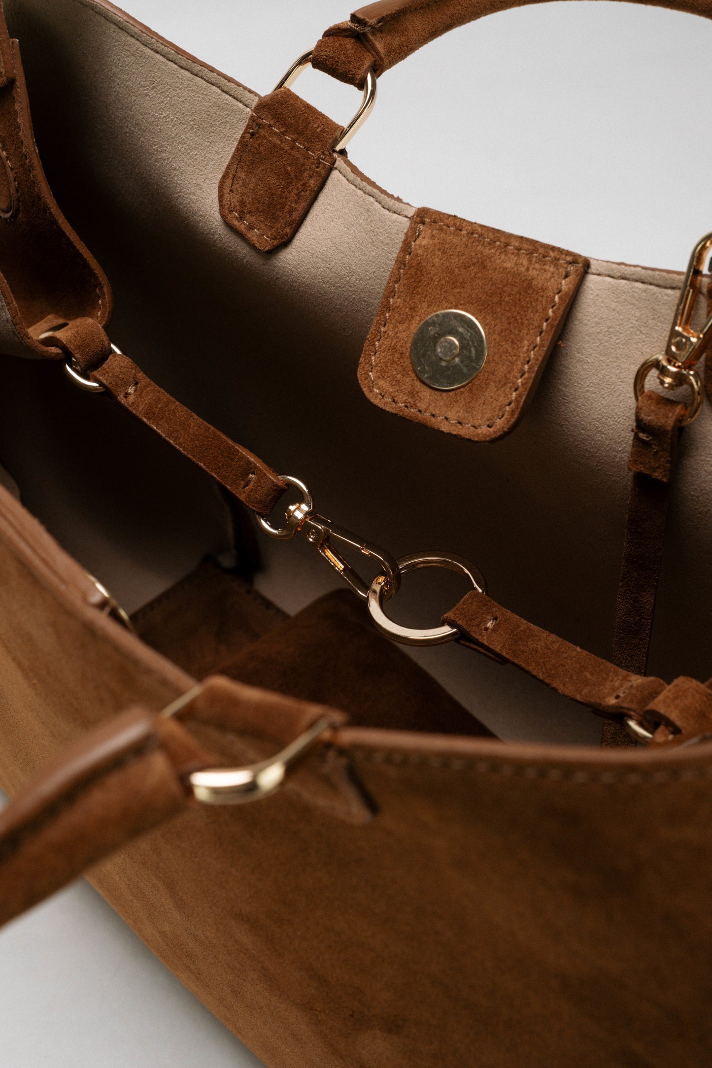 【新作】アテナ ミディアム コニャック – 洗練されたエレガンスを纏う幾何学模様のスエードバッグ