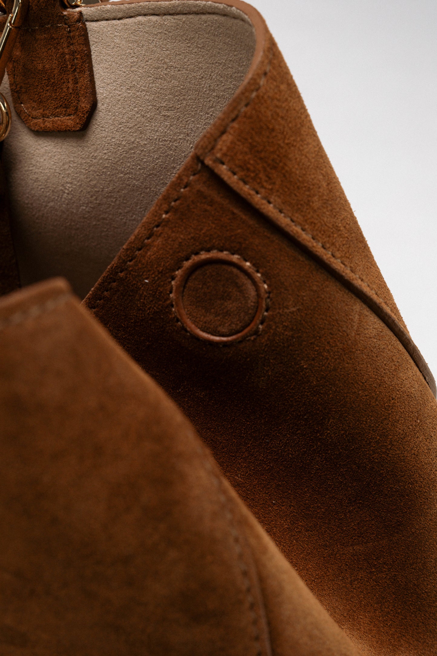 【新作】アテナ ミディアム コニャック – 洗練されたエレガンスを纏う幾何学模様のスエードバッグ