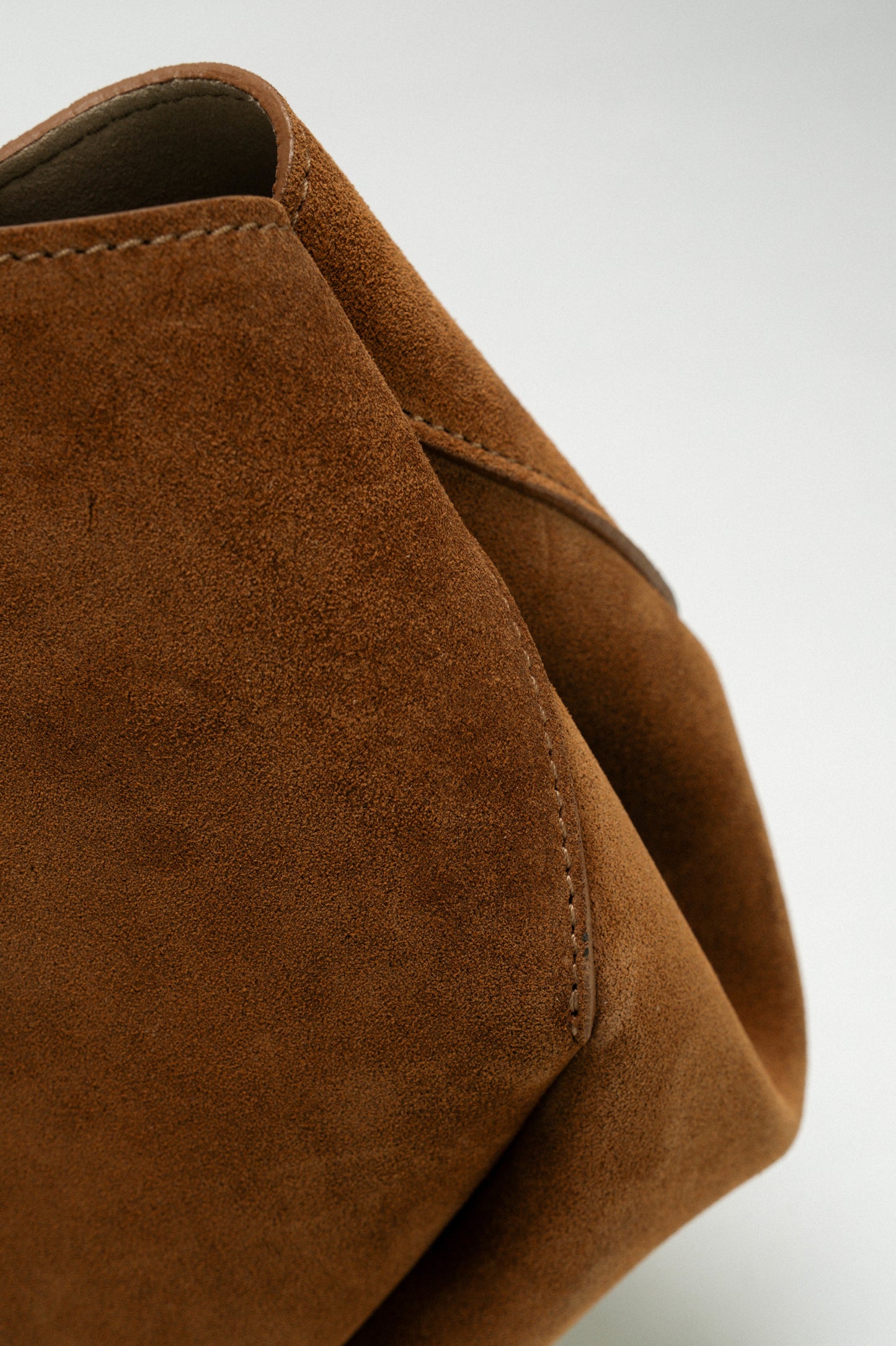 【新作】アテナ ミディアム コニャック – 洗練されたエレガンスを纏う幾何学模様のスエードバッグ