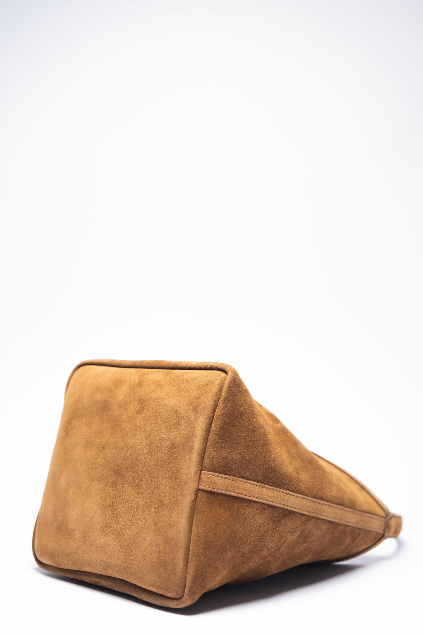 [Novità] Silvya Medium Tobacco Suede – Borsa in pelle dallo stile urbano e dalle linee moderne