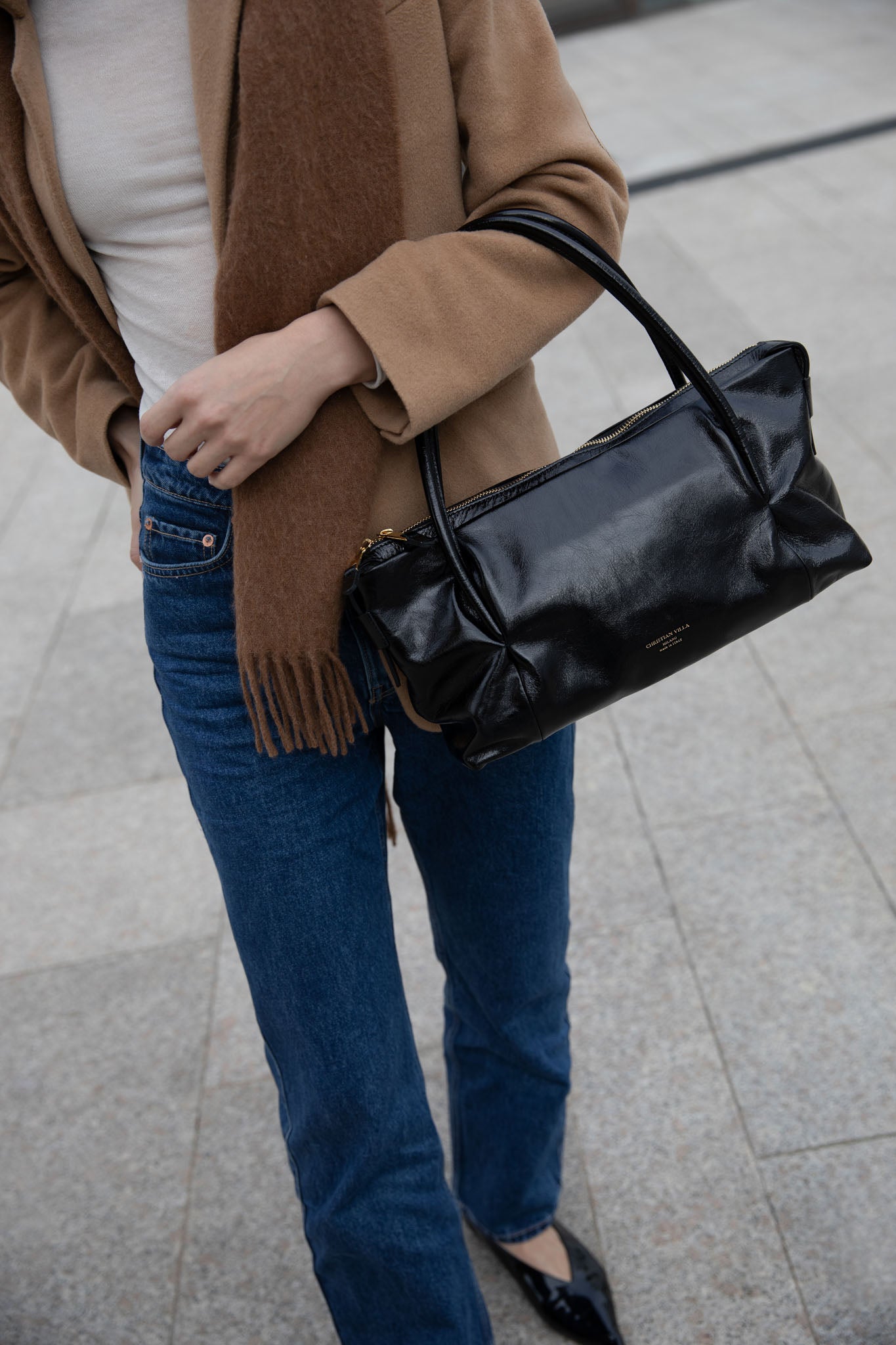 Joannah Medium Black – Carattere deciso ed eleganza in pelle Athene