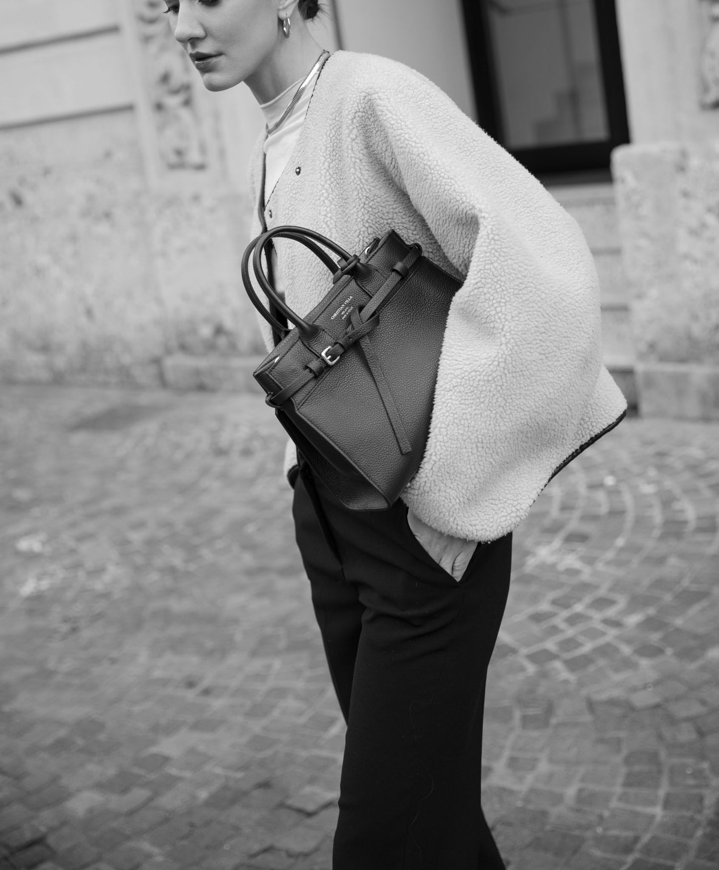 Gwen Medium Caramel – Iconic femininity in hammered leather