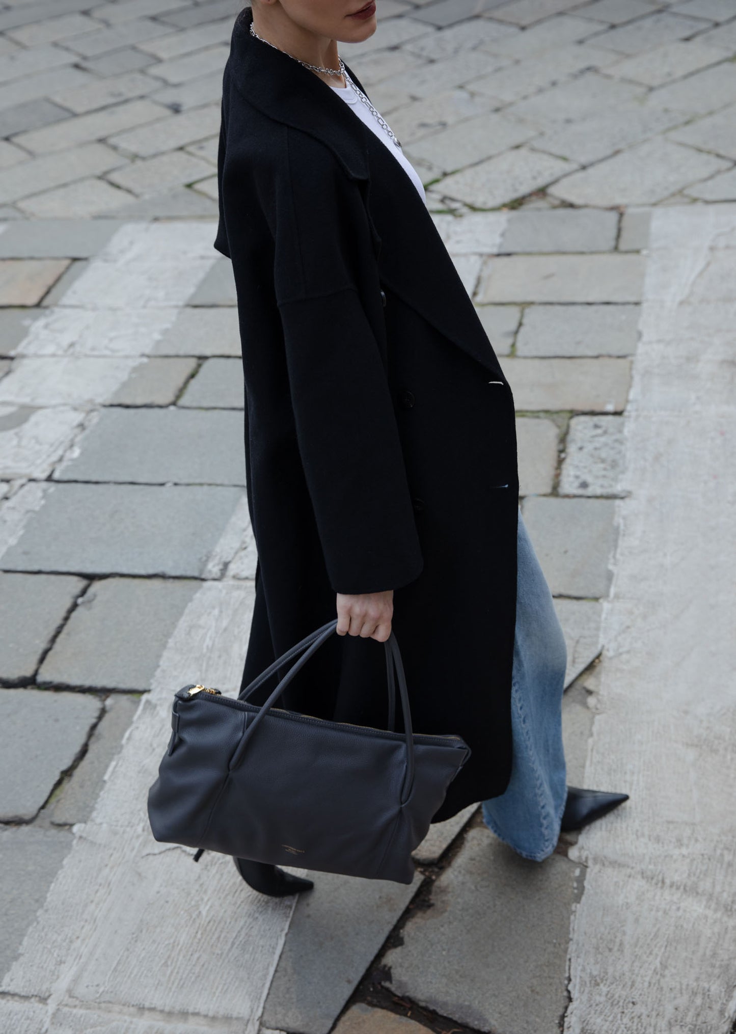 Joannah Large Dark Grey – Capienza elegante e comfort quotidiano