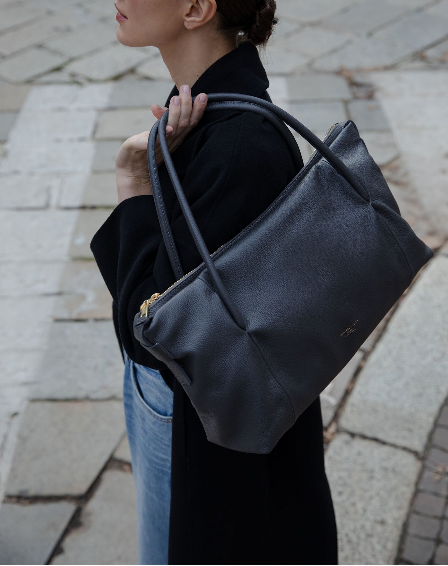 Joannah Large Dark Grey – Capienza elegante e comfort quotidiano