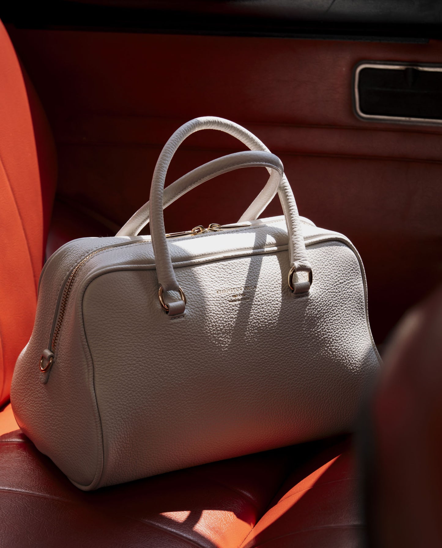 Iris Medium White – Borsa Boston iconica dal fascino milanese