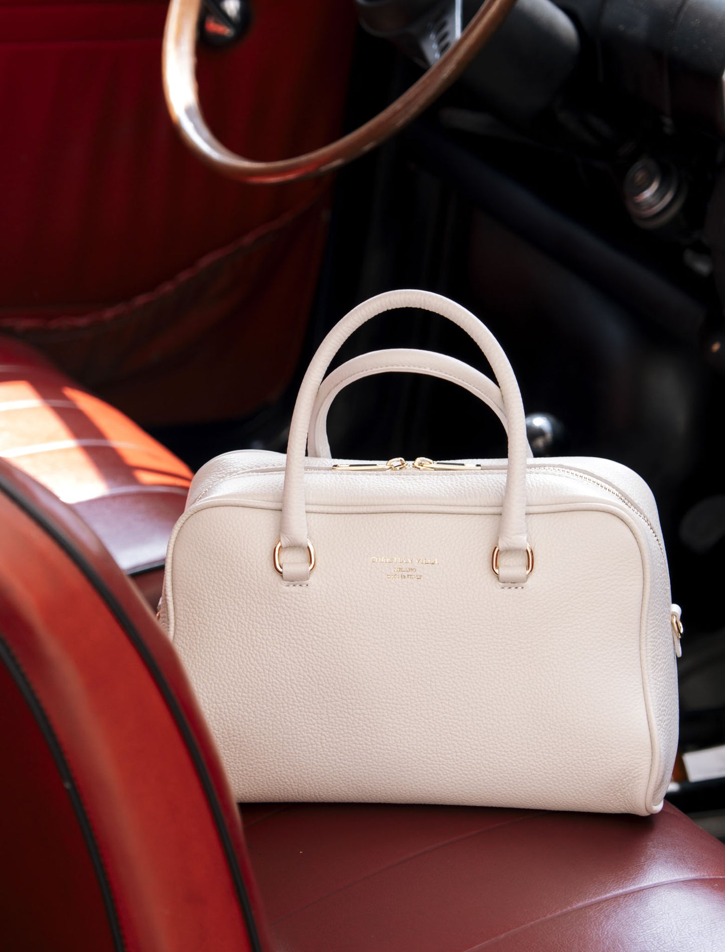 Iris Medium White – Borsa Boston iconica dal fascino milanese