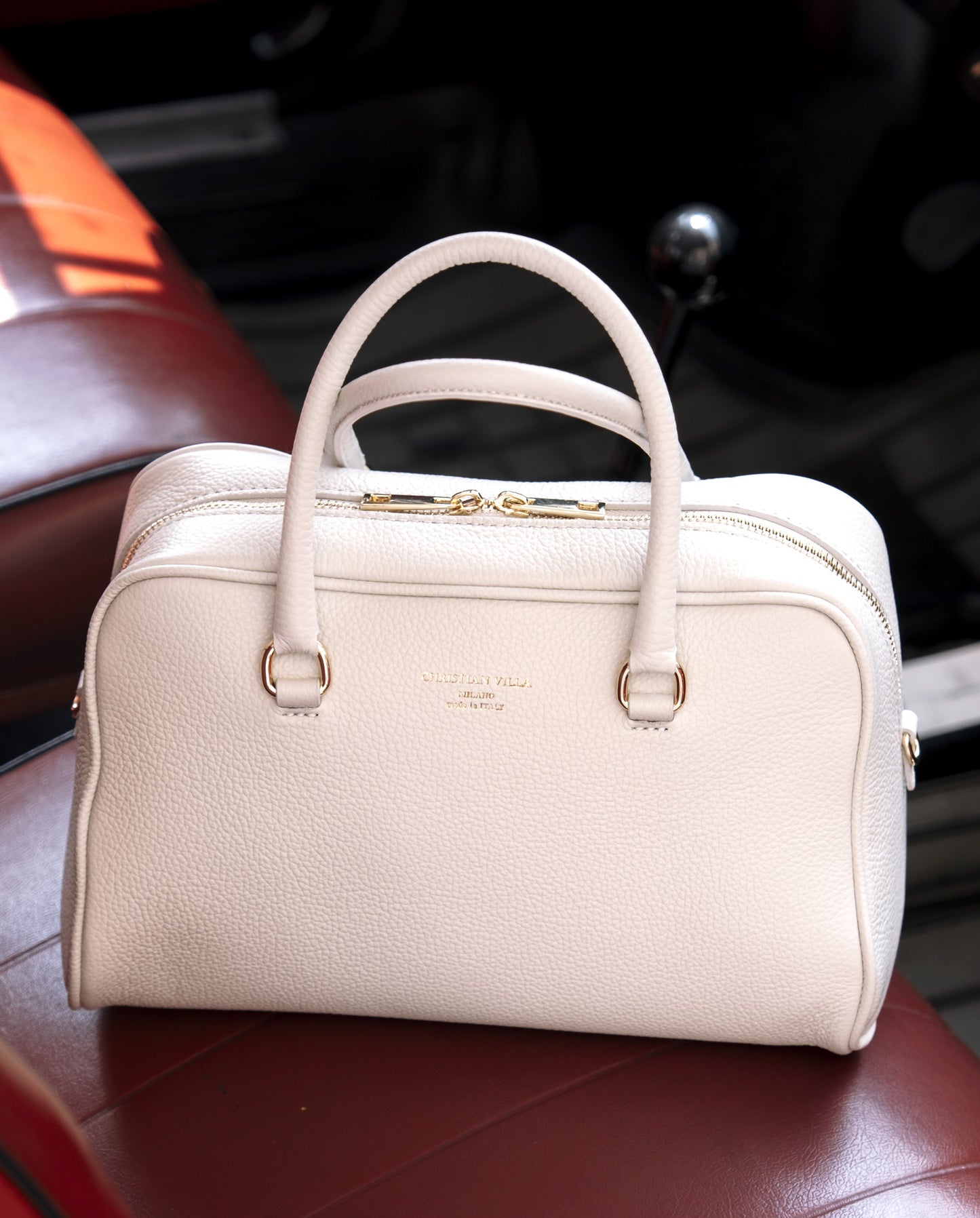 Iris Medium White – Borsa Boston iconica dal fascino milanese