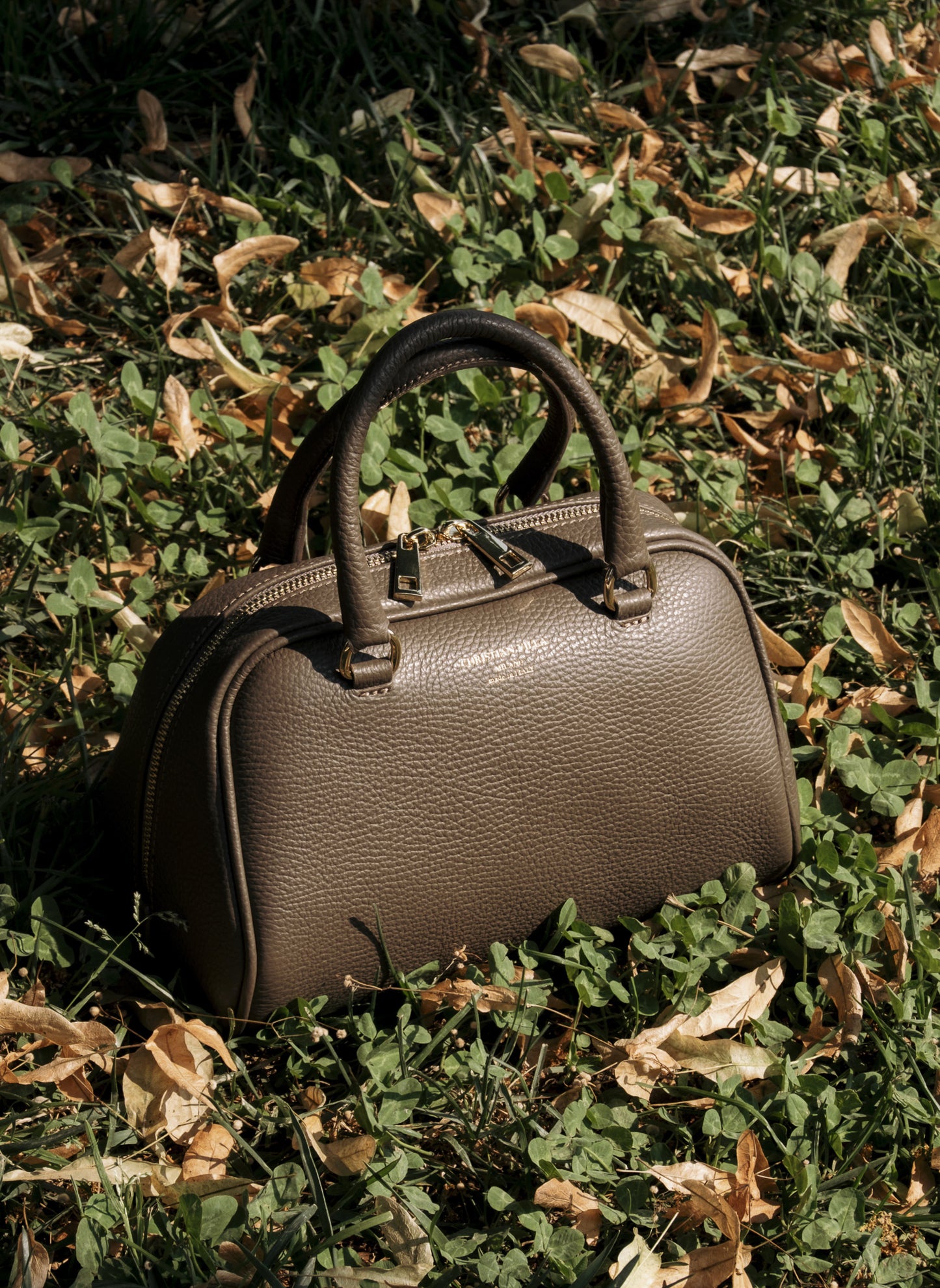 Iris Medium Fango – Milanese elegance with everyday practicality