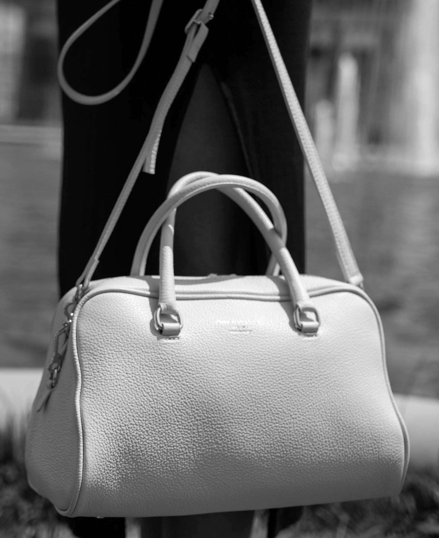 Iris Midi White – A compact Boston bag with Milanese elegance