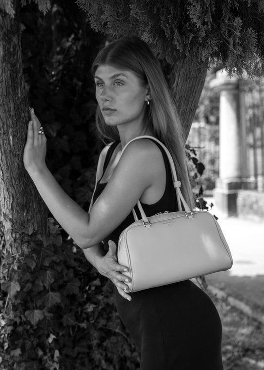 Hilary Medium Light Taupe – A hammered leather bag with refined simplicity