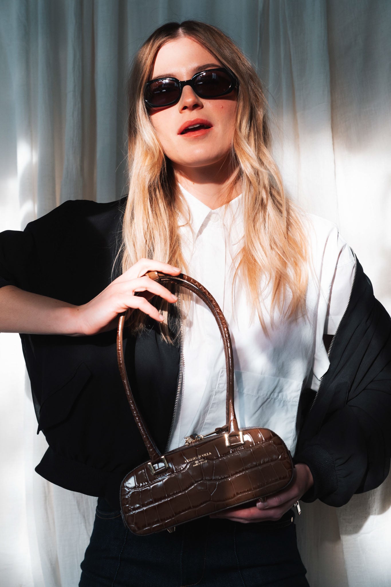 [New] Anais Small Brown – An elegant crocodile-embossed leather bag for everyday use