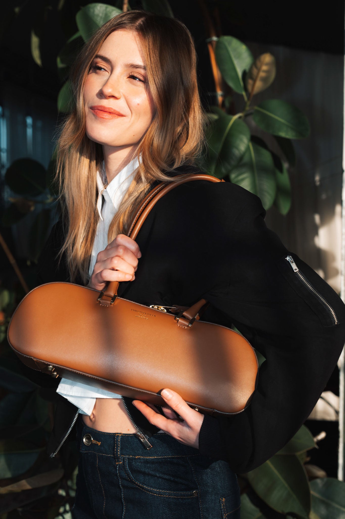 【新作】アナイス ラージ ブラウン – 洗練されたデザインのスムースレザーバッグ