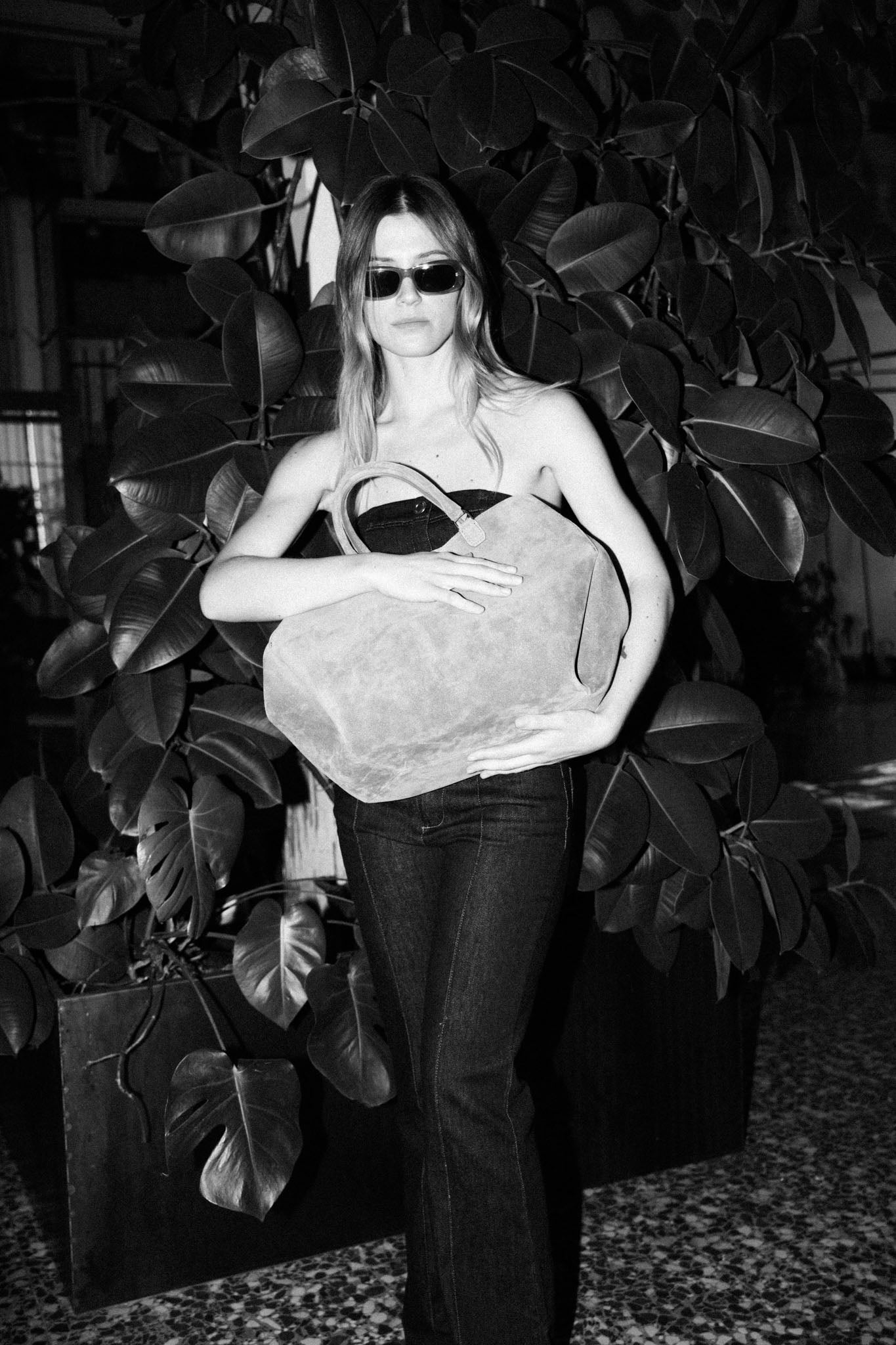 【新商品】アテナ ラージ チョコレート – 幾何学模様のスエードバッグ