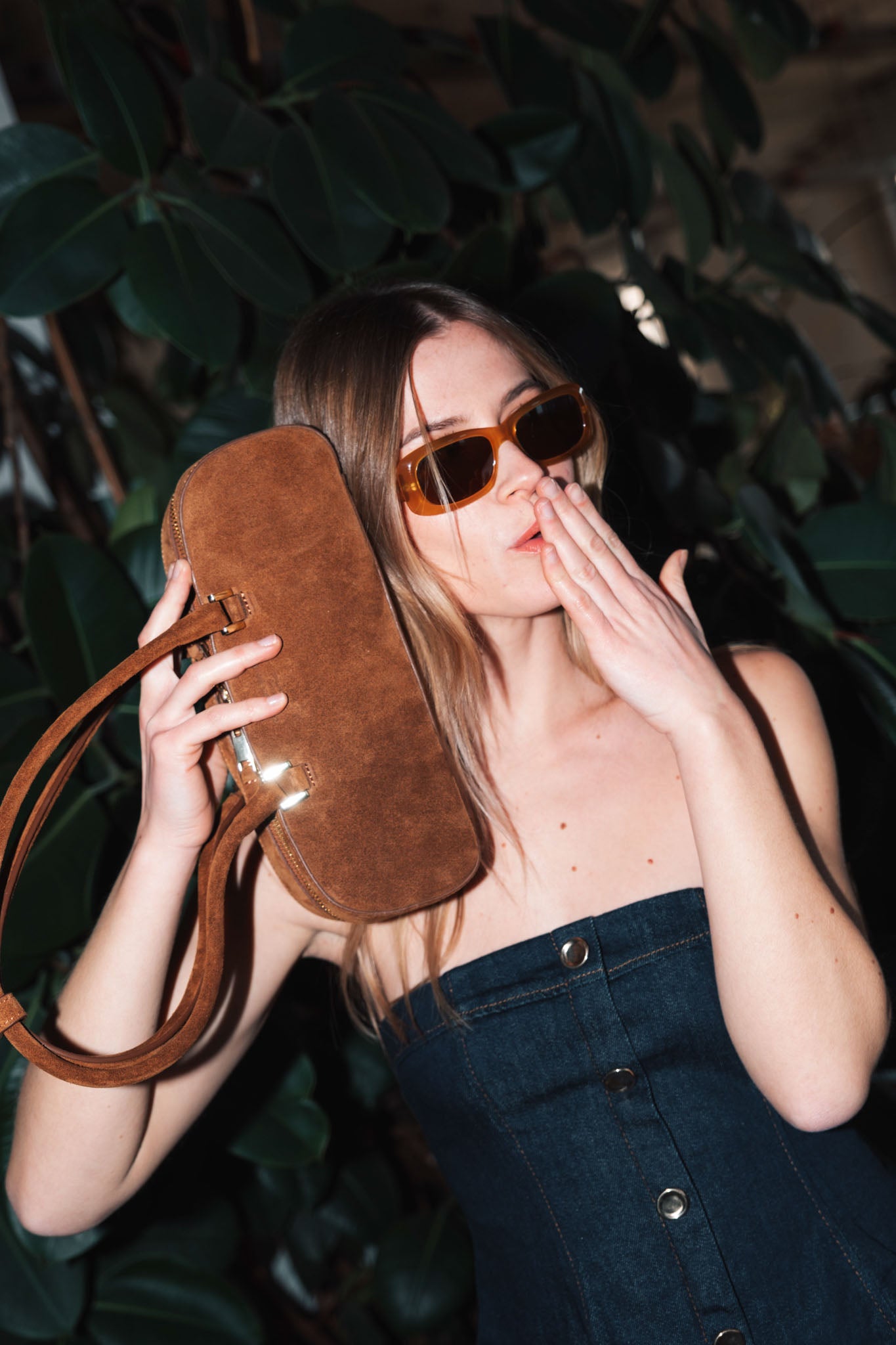 【新作】アナイス ミディアム コニャック – 洗練された個性を持つエレガントなスエードバッグ