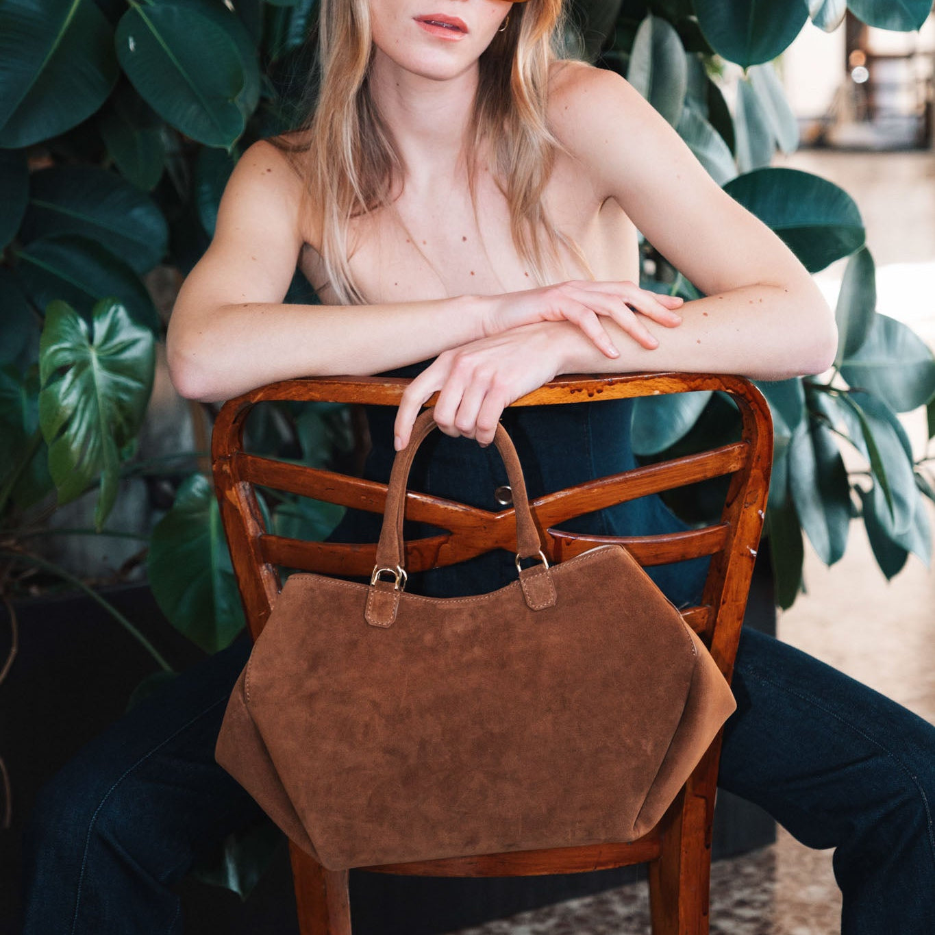 [New] Athena Medium Cognac – A geometric suede bag with refined elegance