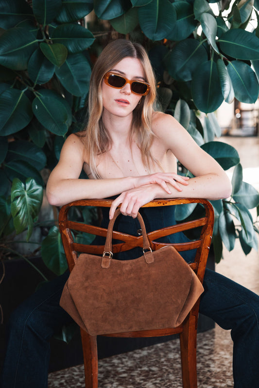 [Nuova] Athena Medium Cognac – Borsa in suede dal design geometrico e sofisticato