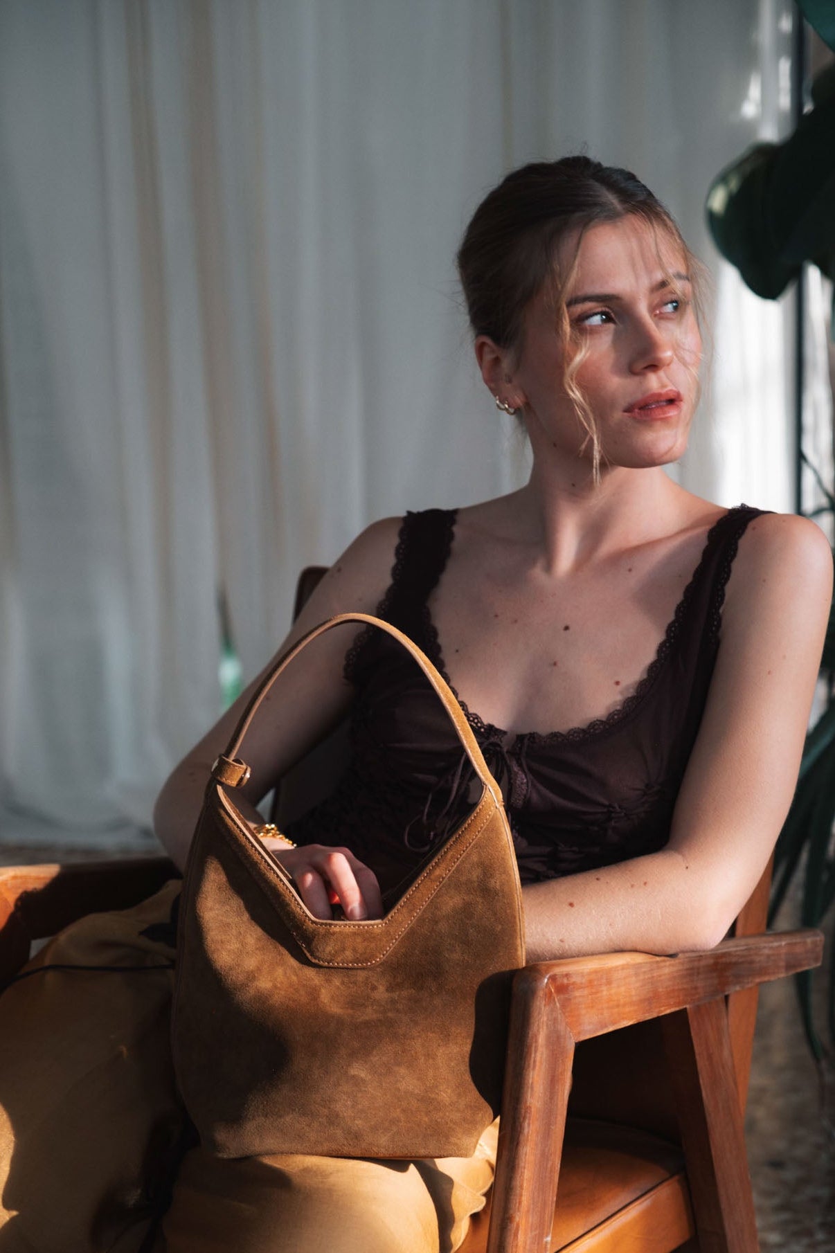 [Novità] Silvya Medium Tobacco Suede – Borsa in pelle dallo stile urbano e dalle linee moderne