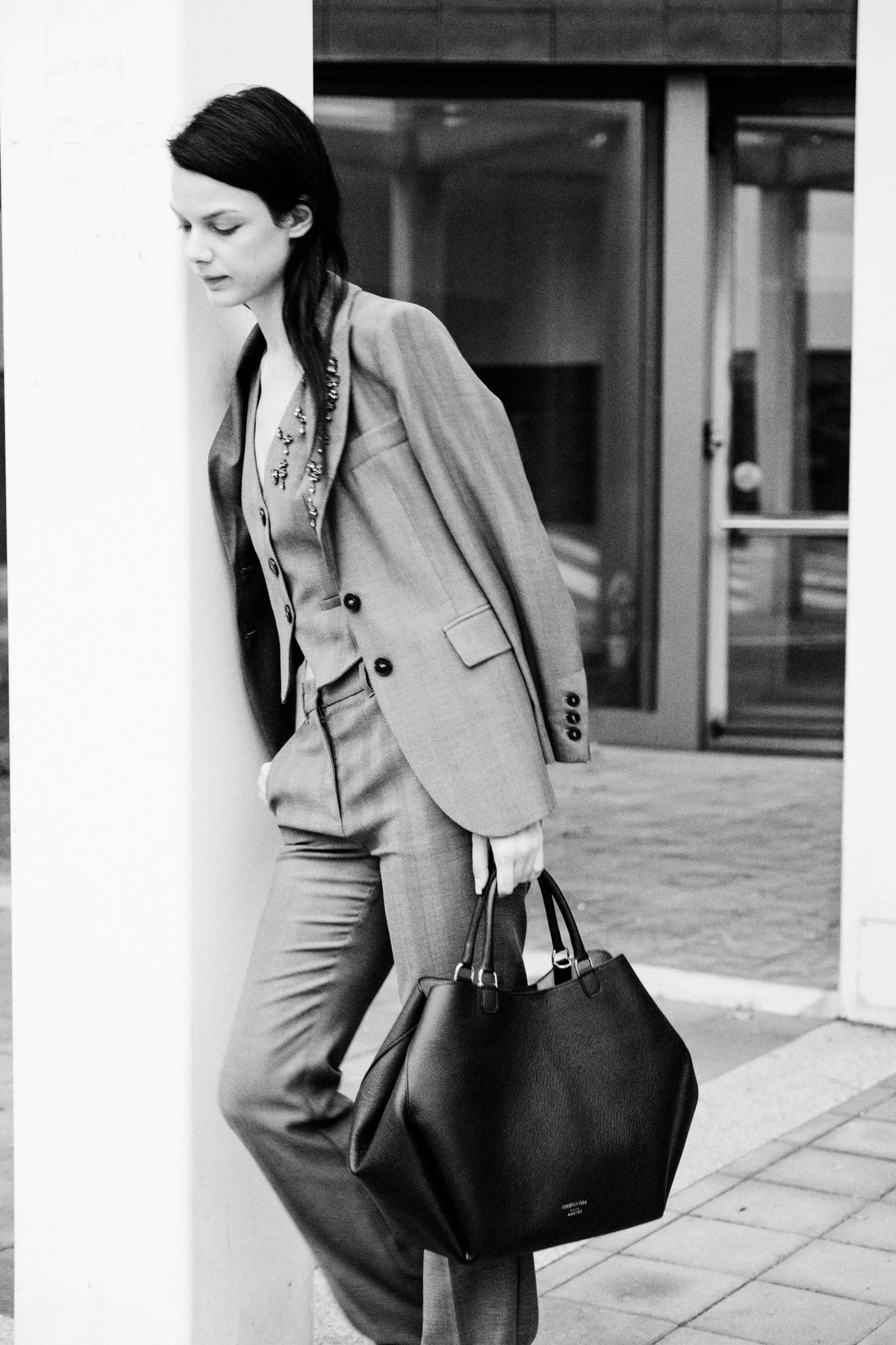 Athena Large Brown – A structured leather bag with geometric design